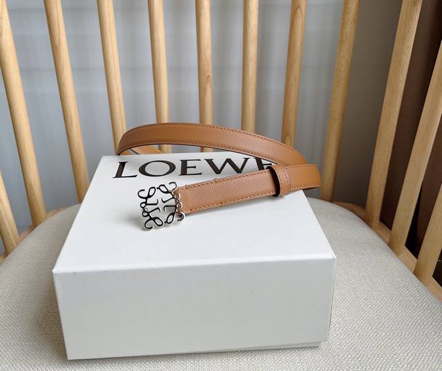 Loewe 罗意威 专柜最新同款腰带 选用鹅卵石纹牛皮革腰带 配有loewe Anagram针扣 卓越的工艺 个性的造型 精美的材质 宽:2.0Cm