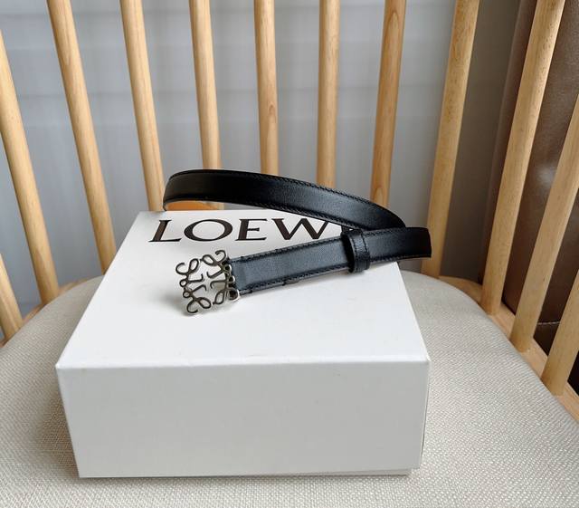 Loewe 罗意威 专柜最新同款腰带 平纹牛皮革腰带 配有loewe Anagram针扣 卓越的工艺 个性的造型 精美的材质 宽:2.0Cm - 点击图像关闭