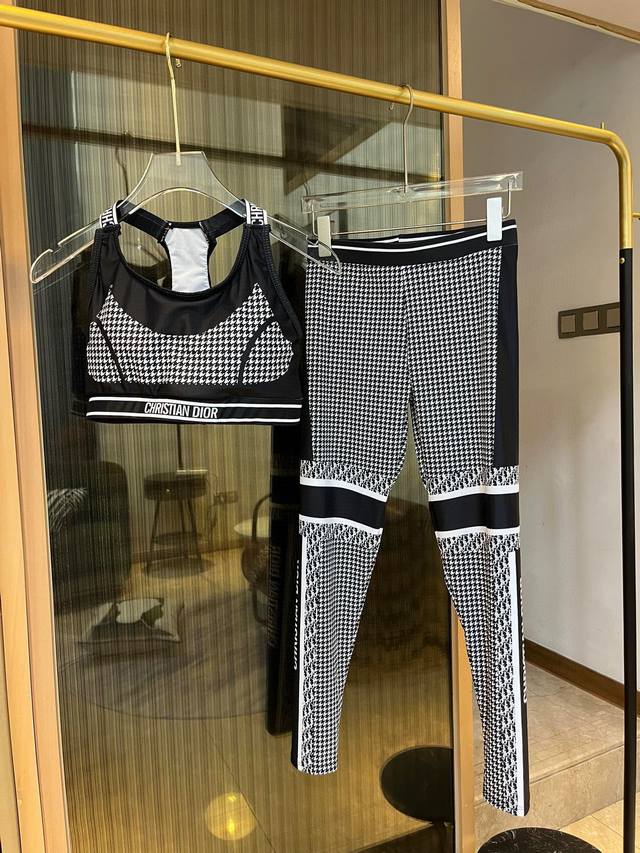 特 Dior新款高弹力健身瑜伽服运动套装~塑腰小背心 无胸垫 +修身提臀显瘦打底裤脚 码数：Sm L Xl。