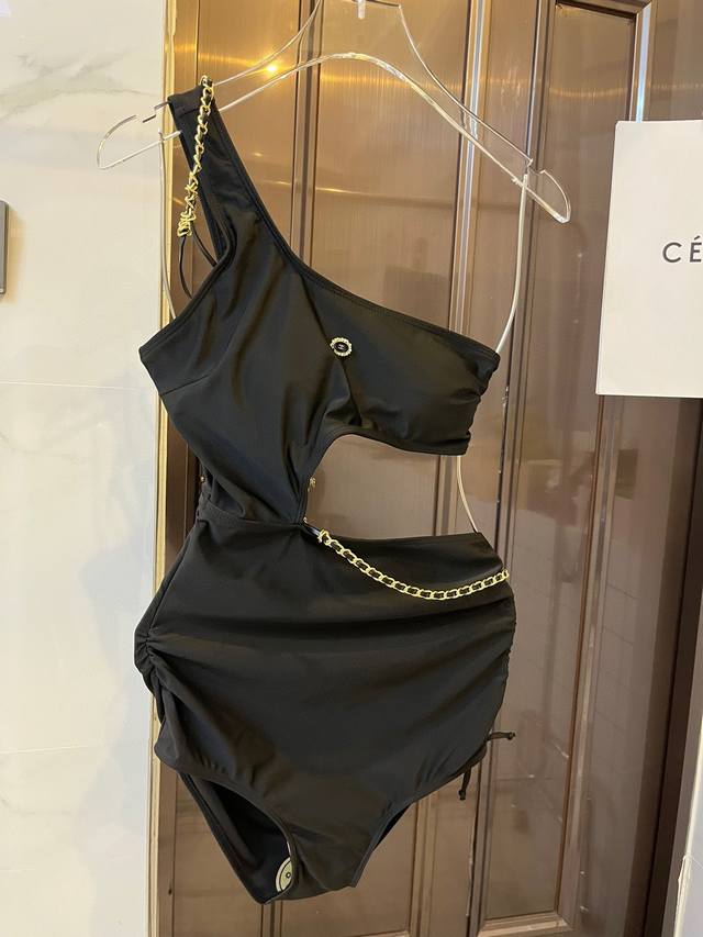 特 ￥P Chanel链条小心机连体泳衣，2023年超级火辣款，不挑身材，穿上就是s型身材，S M L
