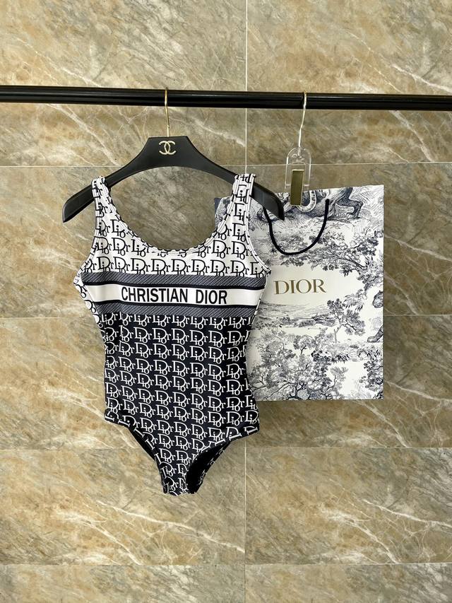 Dior新款泳衣 适合多种场景的游泳衣♀海边游泳池 温泉 水上乐园 漂流都可以内搭也完全可以 连体设计遮肉显高挑 腹部有点肉肉也不影响咱美美的 背面设计大露美背