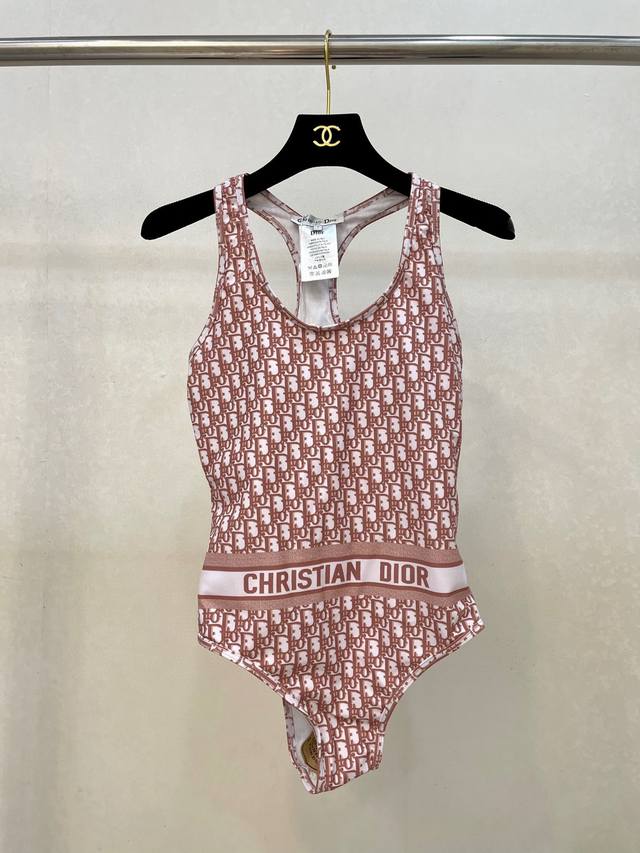 特价 Dior 迪奥新款连体泳衣适合多种场景的游泳衣♀海边 游泳池 温泉 水上乐园 漂流都可以内搭外穿也完全可以 面料：透气舒适。速干弹性的游泳衣更加帖肤易清洗