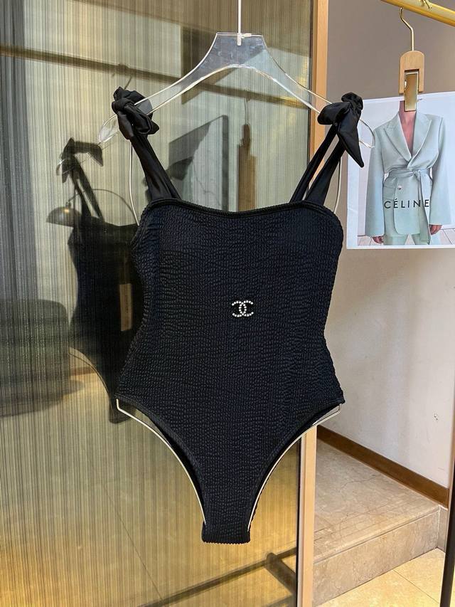 特 ￥P Chanel香奈儿最新款沙滩系列连体式泳衣 ，高级感 强烈推荐！ 实物非常高级，泳衣外穿太了，怎么穿怎么好看海边度假，超级出片，适合多种场景的游泳衣♀