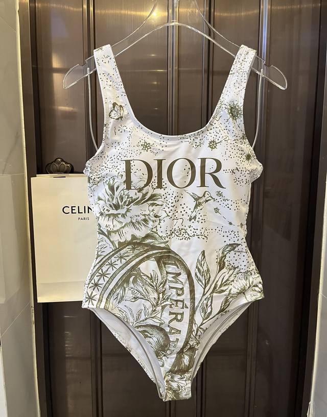 特 ￥P Dior迪奥连体泳衣适合多种场景的游泳衣♀海边 游泳池 温泉 水上乐园 漂流都可以内搭外穿也完全可以 面料：透气舒适。速干弹性的游泳衣更加帖肤易清洗。