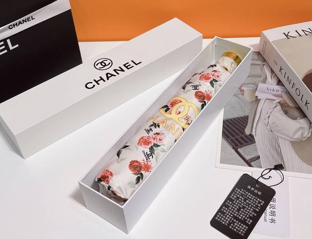 Chanel 香奈儿 超爆款极品小香家火爆自动伞重磅呈现 独特又好看的花朵散落在伞面上面 与设计师精心挑选的颜色搭配 配以娇艳高贵的玫瑰花既时尚大方也能突出个性