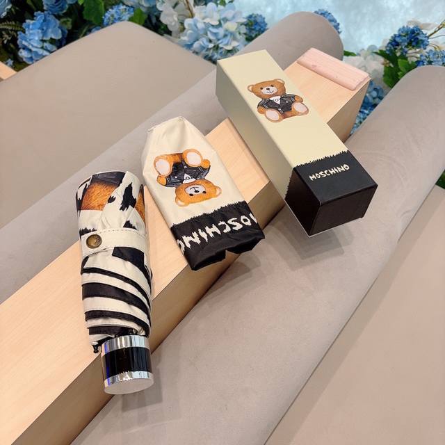 Moschino 莫斯奇诺 五折手开折叠伞设计师franco Moschino以自己的名字命名的一个意大利品牌，创立于1983年，风格高贵迷人、时尚 可爱又不失