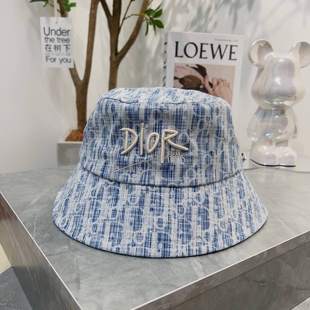 特批 Dior迪奥 ，Dior官网同步新款发布 D家渔夫帽，整个帽子质感超级好，上头效果很nice，萝莉御姐都可出众，超级火爆