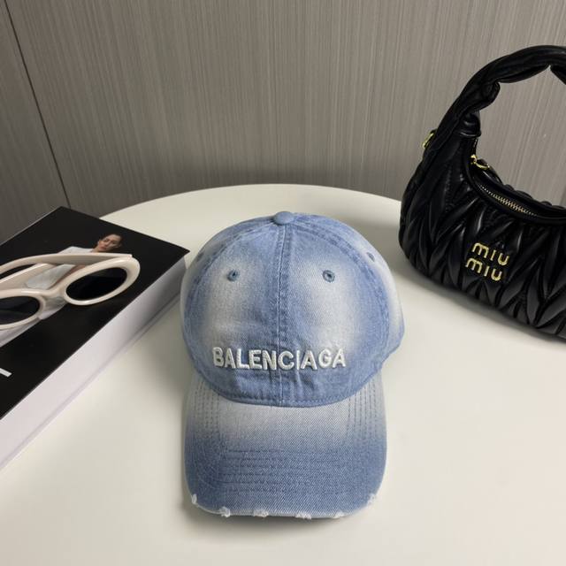 Balenciaga巴黎世家新款洗水牛仔棒球帽，很酷的色系，男女佩戴都有不同style，第一批抢先出货！巴黎粉必入款！