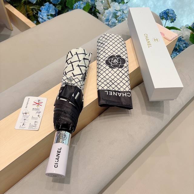 Chanel 香奈儿 新款三折自动折叠晴雨伞 集合香奈儿灵魂logo为一体的设计风格高雅奢华 带在身上带来独特视觉效果 为伞而动，骄阳烈日下，有独家防晒科技！伞