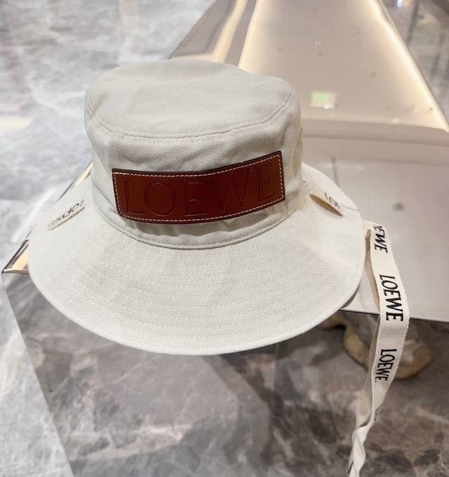罗意威个性加带渔夫帽，一款很优秀的休闲渔夫帽 质感复古潮味十足，很强的街拍风，帅！ 一年四季都可以佩戴！ 头头围-55-58Cm