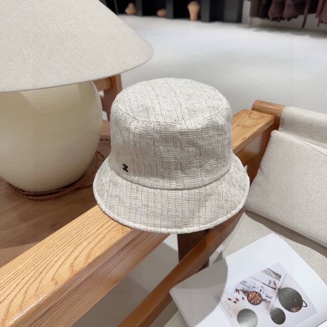 Chanel 23K渔夫帽最火的走秀款 小香秋冬编织渔夫帽 编织花呢 百搭时尚 太喜欢这个帽型了～