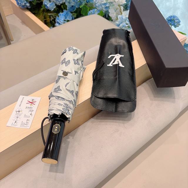 Louis Vuitton 路易威登 三折自动折叠晴雨伞 新涂层技术深色伞面 拥有令人惊喜的遮光效果！