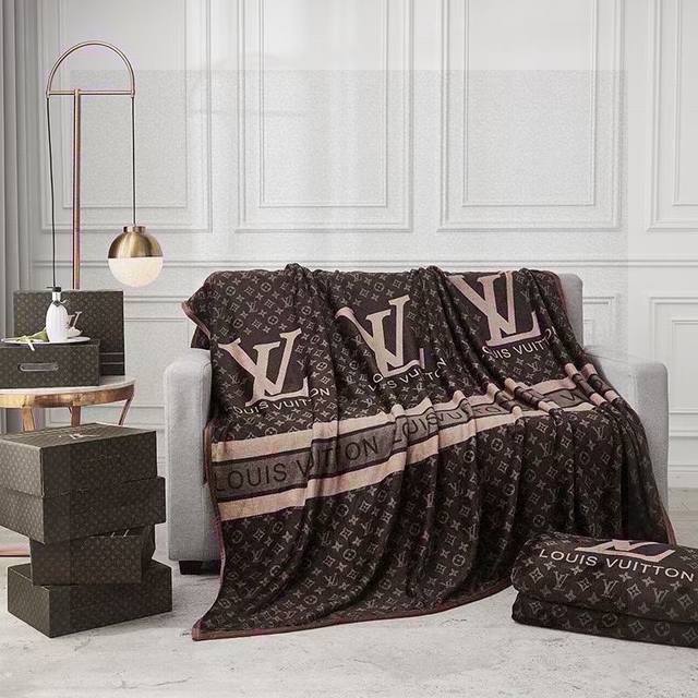 Louis Vuitton路易威登 带礼盒 皇室lv路易威登极品硬货 且买且珍惜 经典老花图案风靡了全世界 惊爆世人的 老花毛毯 好不好货 细节一眼看出 纹路细