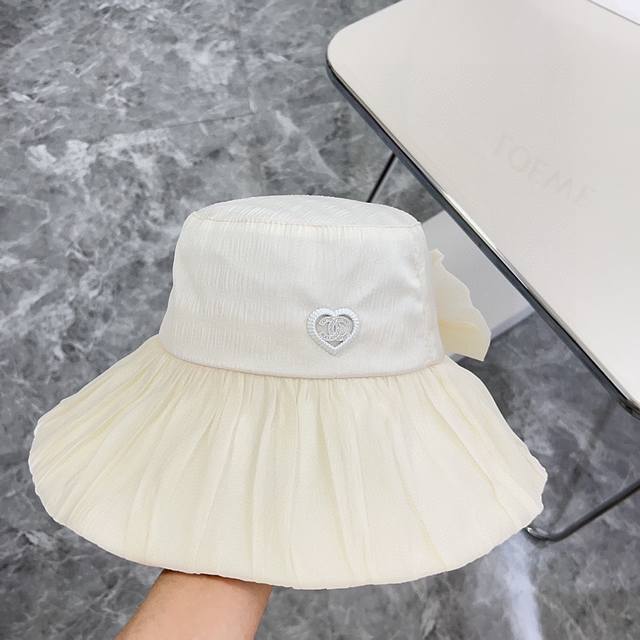 特 配防尘袋 Chanel香奈儿 2024新款小香风褶皱款渔夫帽～简约大气 防晒设计，可折叠的一款 - 点击图像关闭