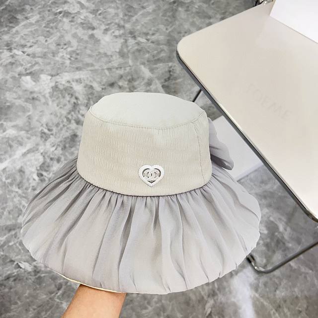 特 配防尘袋 Chanel香奈儿 2024新款小香风褶皱款渔夫帽～简约大气 防晒设计，可折叠的一款