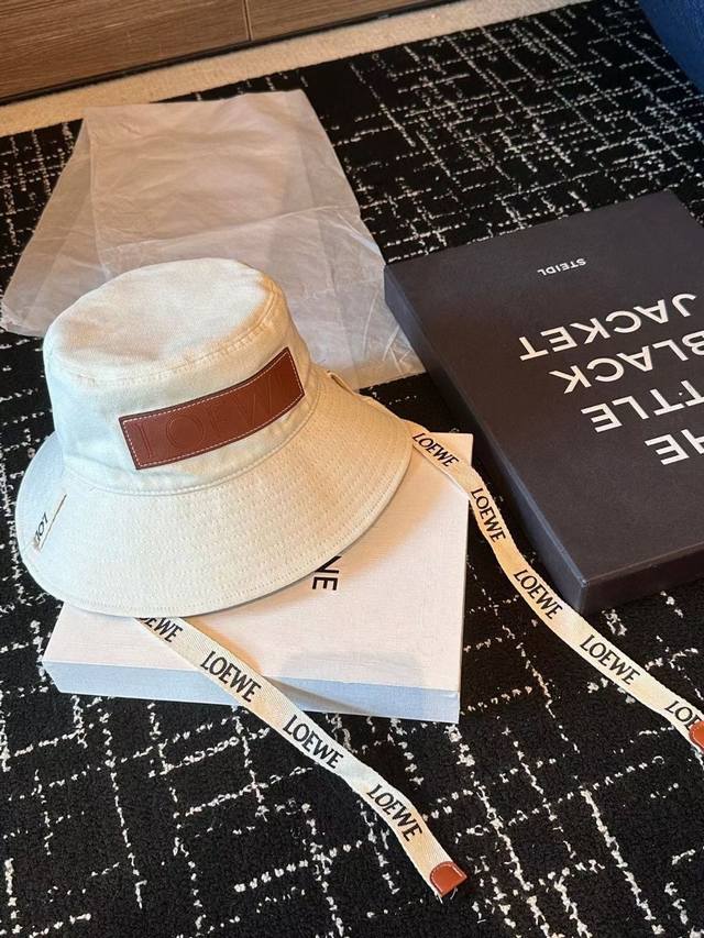 特批 Loew* 夏日渔夫合集 遮阳神器 每年都会出的经典帽型 两边的流苏自然垂落 是标志性的logo