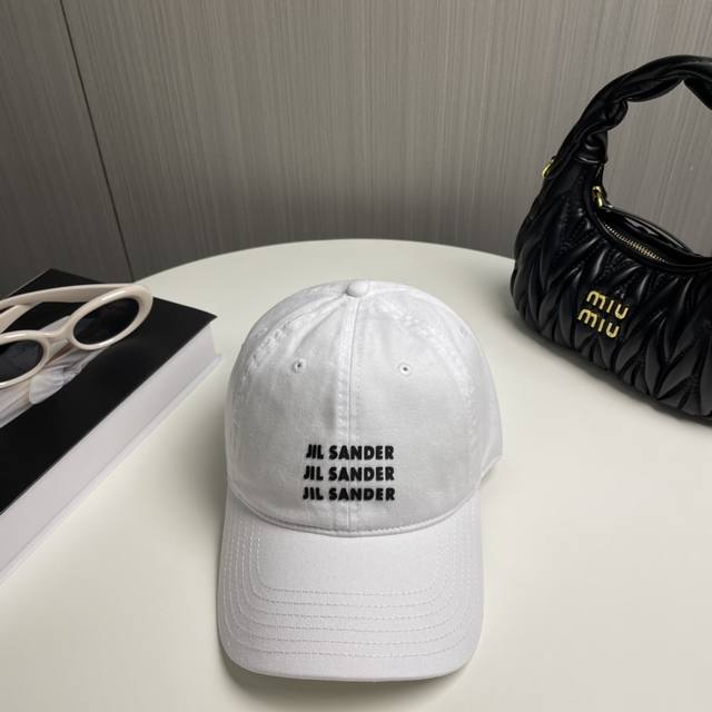 Jil Sander新款棒球帽，字母纯棉棒球帽 没有繁琐的装饰，立体标志视觉感满分 色系抢眼！时尚百搭