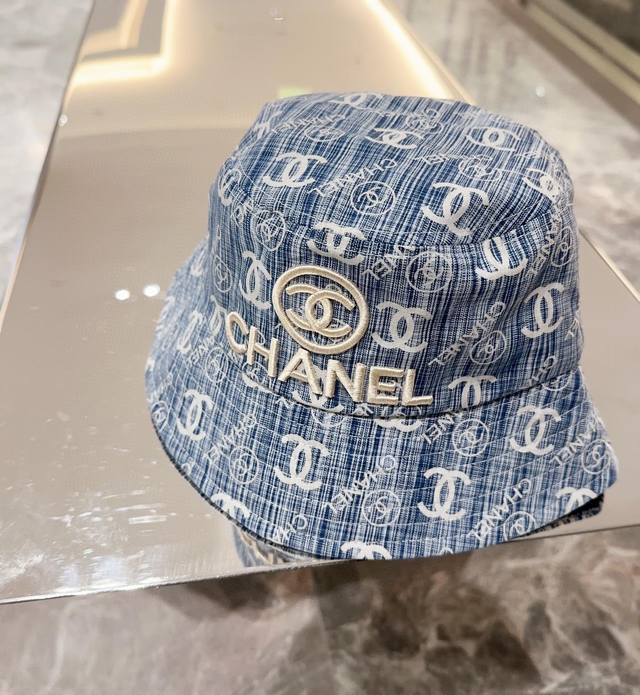 Chanel香奈儿新款牛仔蓝复古款渔夫帽 节假日旅游带它出去美美哒 中古款哟.这种帽子不容易撞款 现货