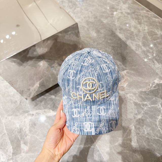 Chanel香奈儿新款牛仔蓝复古款式棒球帽 节假日旅游带它出去美美哒 中古款哟.这种帽子不容易撞款 现货
