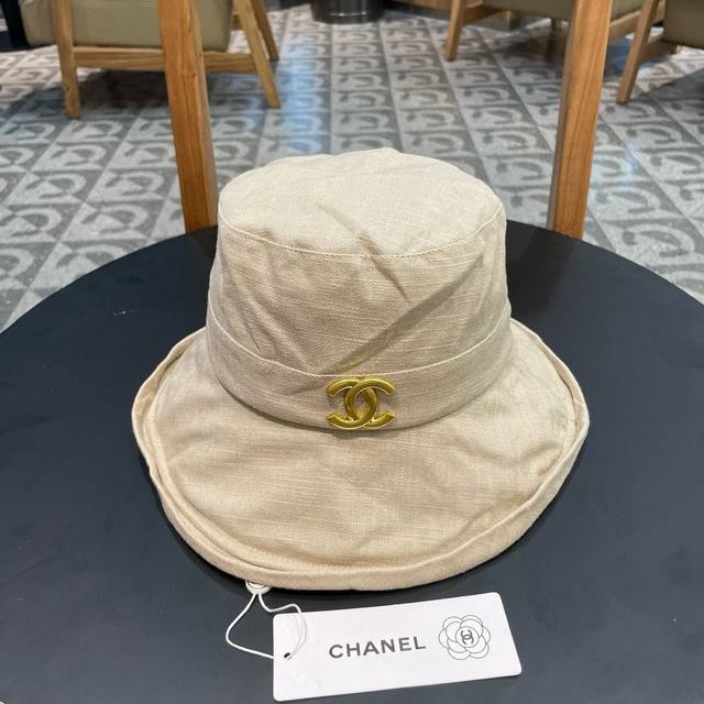 Chanel香奈儿 2024新款小香风拼接遮阳大沿渔夫帽，独特设计～复古文艺的一款