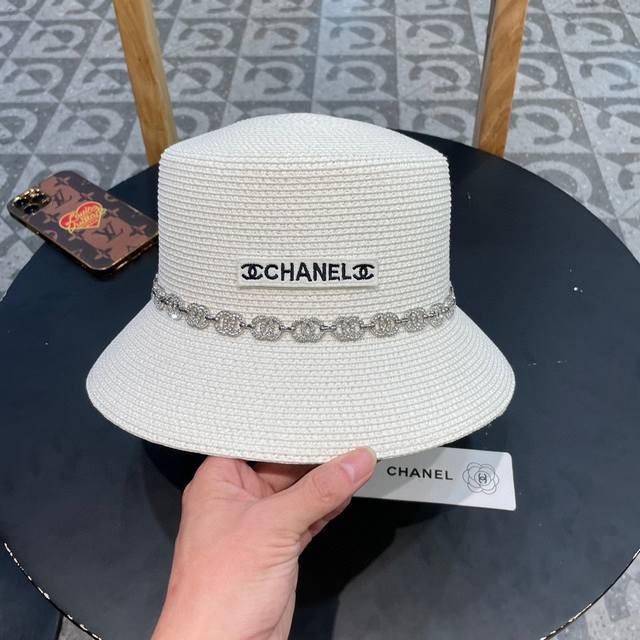 Chanel香奈儿 2024新款山茶花珍珠链条编织平顶草帽，出街必备超好搭配，赶紧入手！