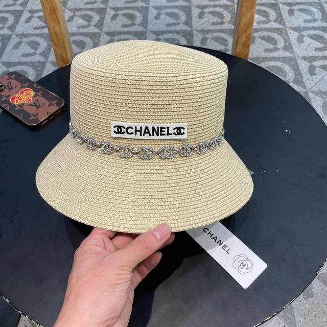 Chanel香奈儿 2024新款山茶花珍珠链条编织平顶草帽，出街必备超好搭配，赶紧入手！