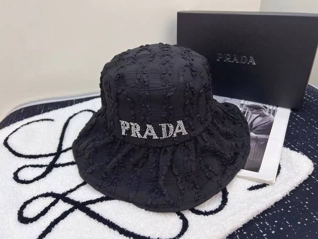 特价 配防尘袋。 Prada普拉达 2024新款大沿黑胶渔夫帽，潮流达人必备男女款
