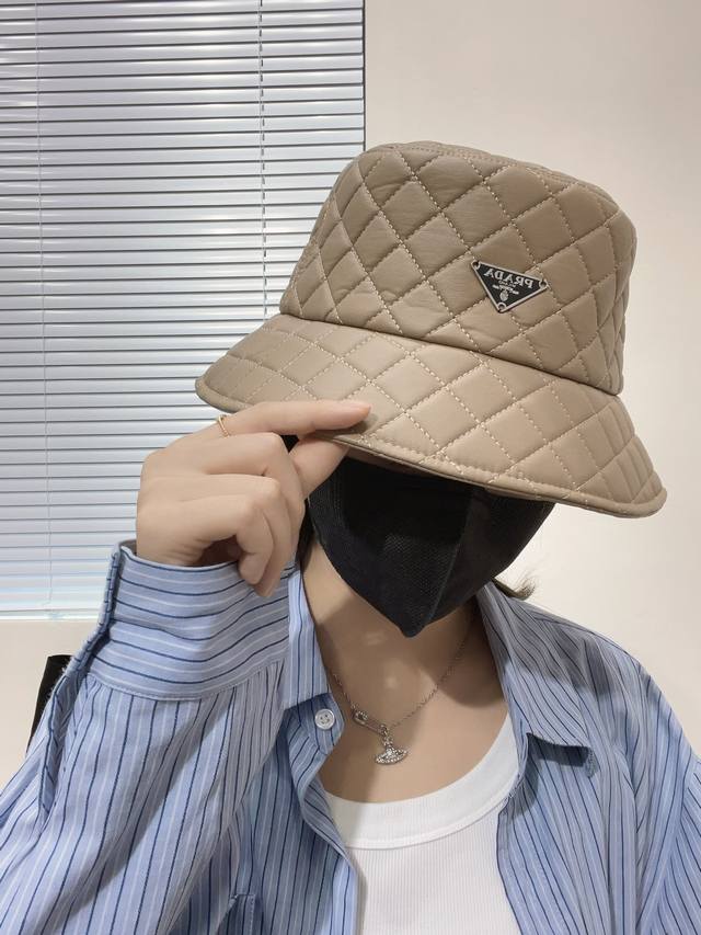 配防尘袋 Prada普拉达 2024新款皮质专柜款渔夫帽，超好搭配，闭眼入的一款 - 点击图像关闭