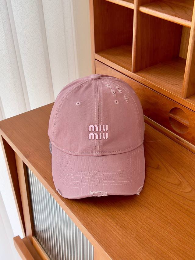 跑量 Miu～新款棒球帽 日常通勤搭配的加分神器 经典素色帽型非常百搭 可调节的设计对各种头型都友好