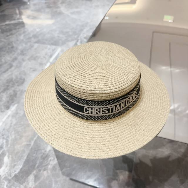 Dior迪奥 拉菲草帽 夏日度假造型神器对于帽子控的我来说一直在找一顶适度假适去海边也适合日常的平顶草编帽~这款草帽成了今夏入手的最爱单品之一喜欢它的金棕色皮质