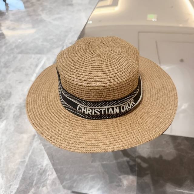 Dior迪奥 拉菲草帽 夏日度假造型神器对于帽子控的我来说一直在找一顶适度假适去海边也适合日常的平顶草编帽~这款草帽成了今夏入手的最爱单品之一喜欢它的金棕色皮质 - 点击图像关闭