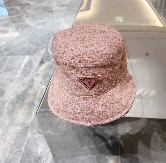 Prada普拉达2024早秋新款渔夫帽，经典款男女通用