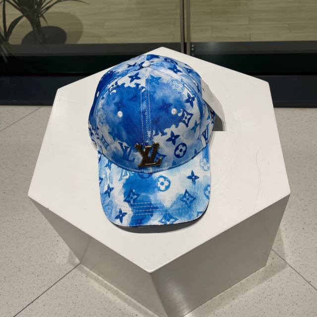 Lv路易威登 棒球帽一直都是超级受欢迎的单品，夏季新色，真的是一顶难求！男女可戴！