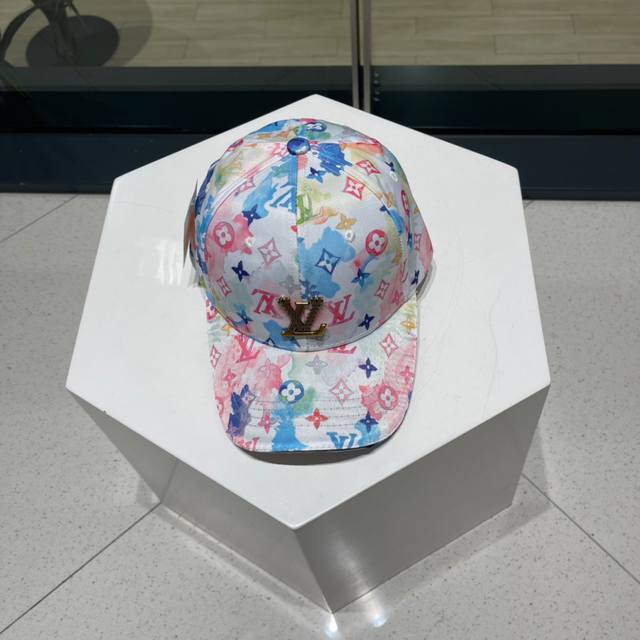 Lv路易威登 棒球帽一直都是超级受欢迎的单品，夏季新色，真的是一顶难求！男女可戴！
