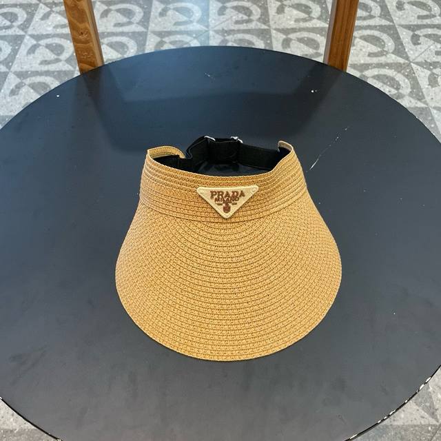 Prada 普拉达新款 大帽沿空顶帽， 一整个高级住了 今年夏季的爆款面料，轻盈舒适 高品质