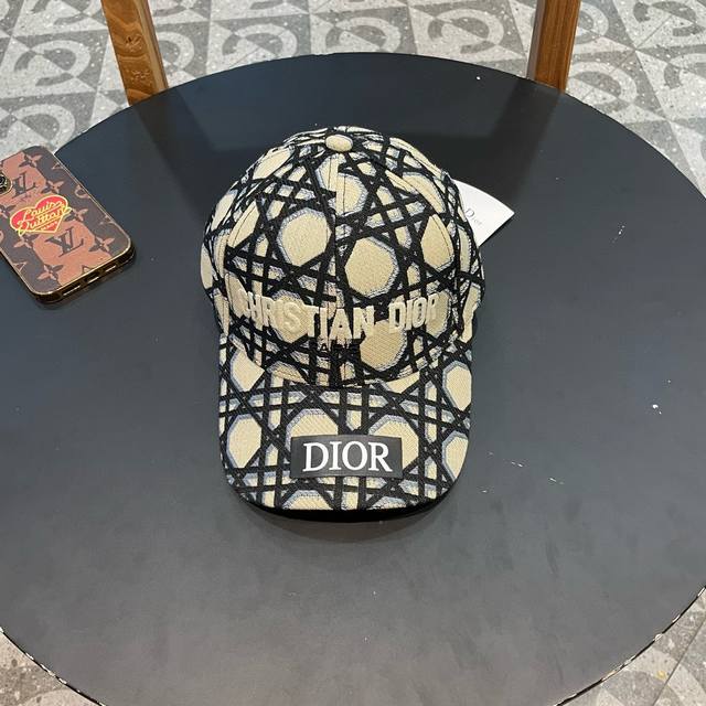 Dior 迪奥 新款原单棒球帽， Dior老花，复古韵味十足，专柜断货热门，1:1开模订制，原版帆布，纯棉内里，轻盈透气！质量超赞，基础头围56，贴片可调节。