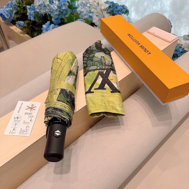 Louis Vuitton 路易威登 2024新款 油画 三折自动折叠晴雨伞 新涂层技术深色伞面 拥有令人惊喜的遮光效果！