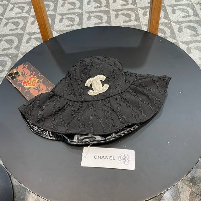 Chanel香奈儿 2024新款大沿折叠款遮阳渔夫帽～简约大气 小香风遮阳效果一绝、随意折叠都不会变形