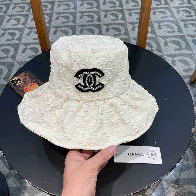 Chanel香奈儿 2024新款大沿折叠款遮阳渔夫帽～简约大气 小香风遮阳效果一绝、随意折叠都不会变形