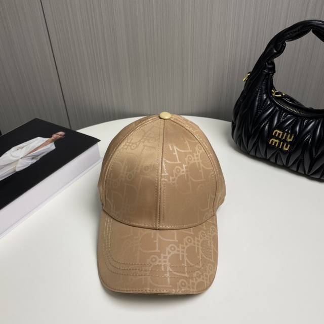 Dior 迪奥经典款原单棒球帽， 1:1开模订制，原版帆布料+头层牛皮，英气十足，质量超赞！纯棉内里，基础头围56，贴片可调节。
