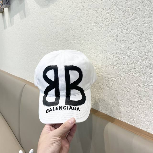 Balenciaga巴黎世家2024新款洗水烟灰色帽檐字母logo棒球帽，很酷的色系，男女佩戴都有不同style，第一批抢先出货！巴黎粉必入款！